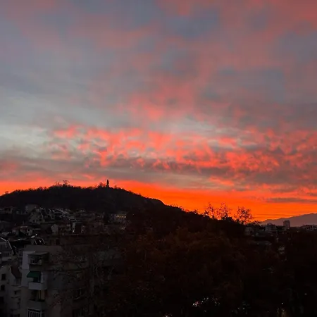 Sky & Hills View 1br アパート